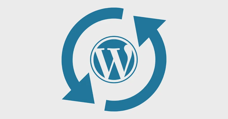 Kék WordPress logó kör alakú frissítési nyilak között, szürke háttérrel.